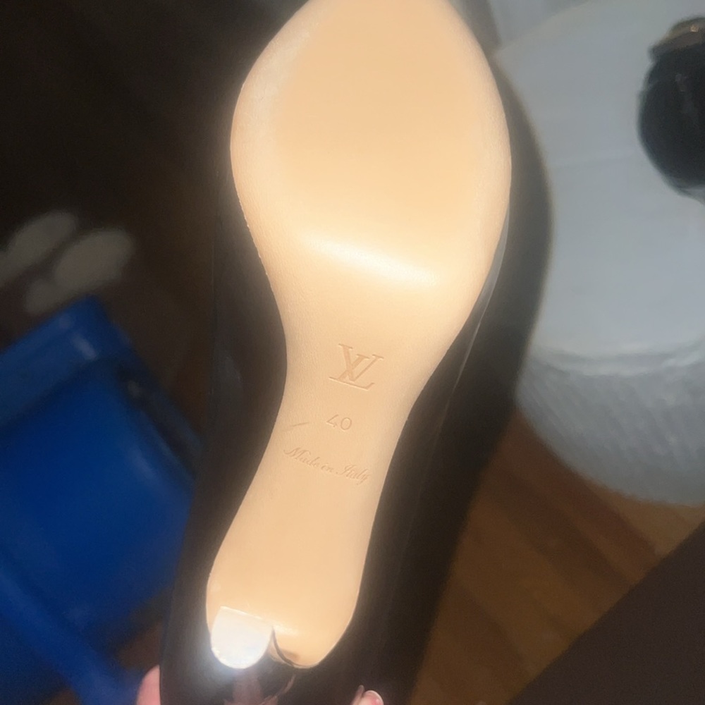 The brand-detailed gold-tone metal attached to the Damier Ebene canvas trim at - Picture 5 of 12